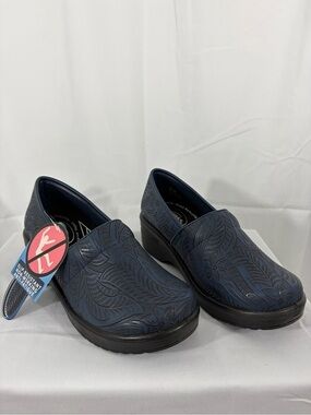 NWT Easy Street Women’s Size 7.5W Slip-Resistant Navy Embossed Clogs by Klogs